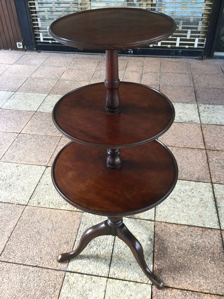 Pedestal table called "Mute Servant"