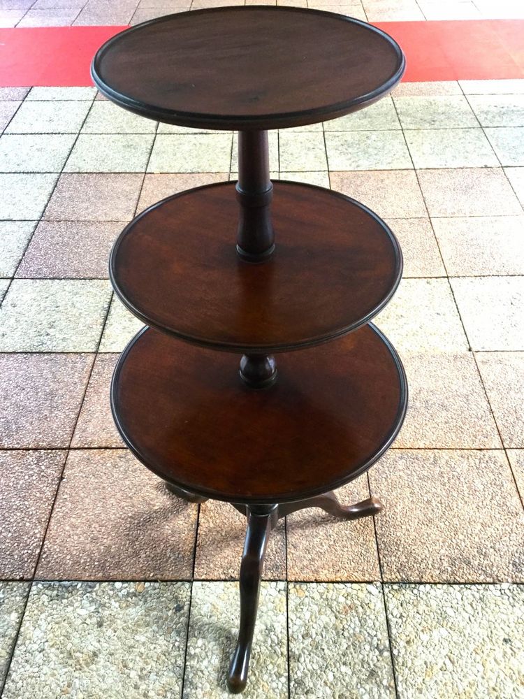 Pedestal table called "Mute Servant"