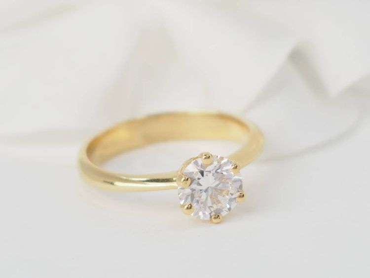 Solitaire ring in yellow gold and synthetic diamond