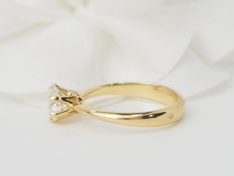 Solitaire ring in yellow gold and synthetic diamond