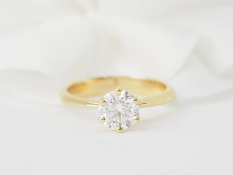 Solitaire ring in yellow gold and synthetic diamond