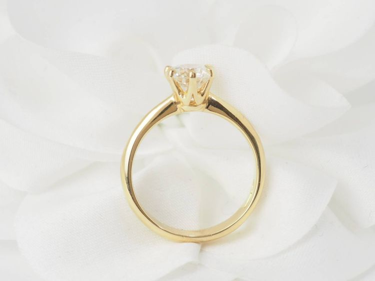 Solitaire ring in yellow gold and synthetic diamond