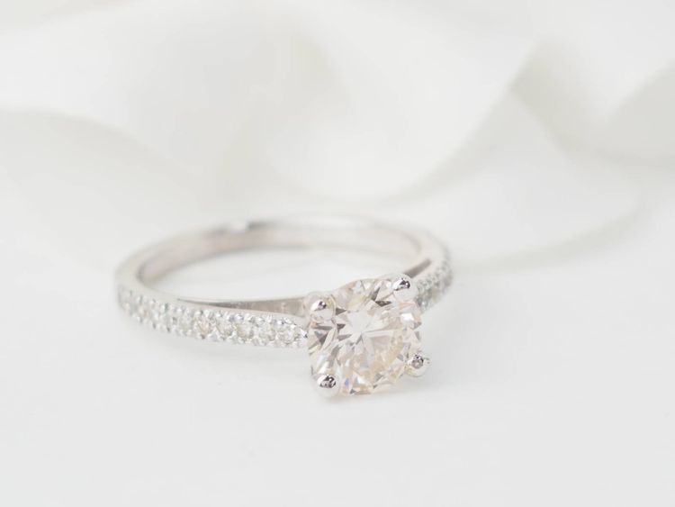 Bague solitaire en or blanc et diamants 1.20ct