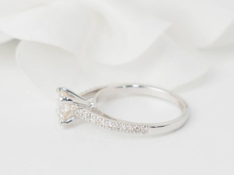 Bague solitaire en or blanc et diamants 1.20ct