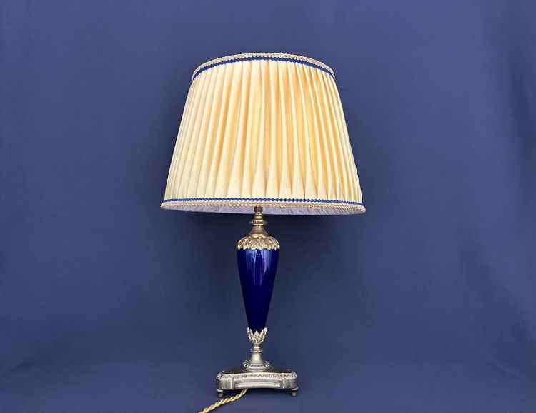 Elegante lampada da tavolo in porcellana e bronzo dorato