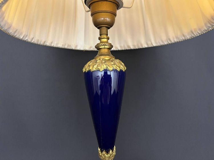 Elegante Tischlampe aus Porzellan und vergoldeter Bronze