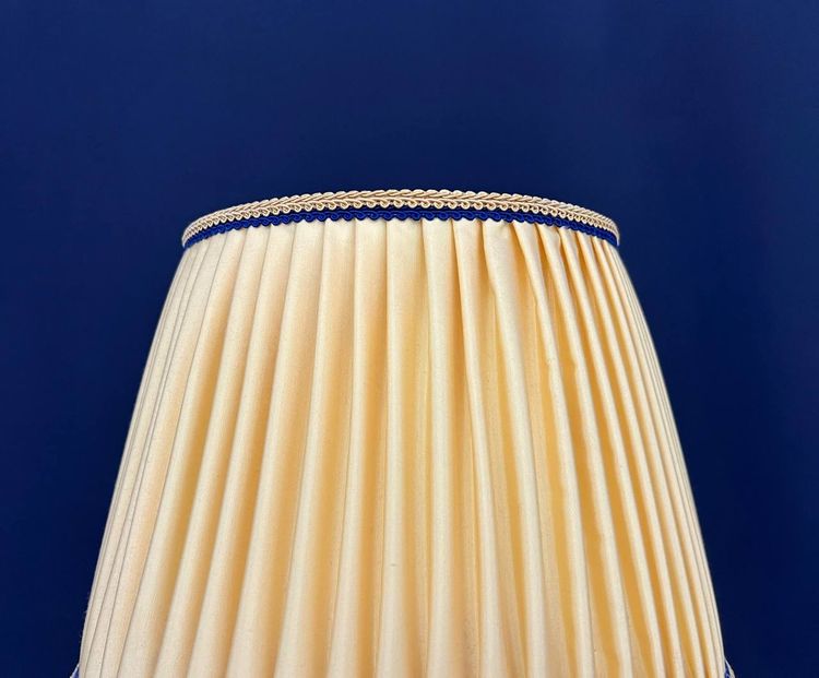 Elegante lampada da tavolo in porcellana e bronzo dorato