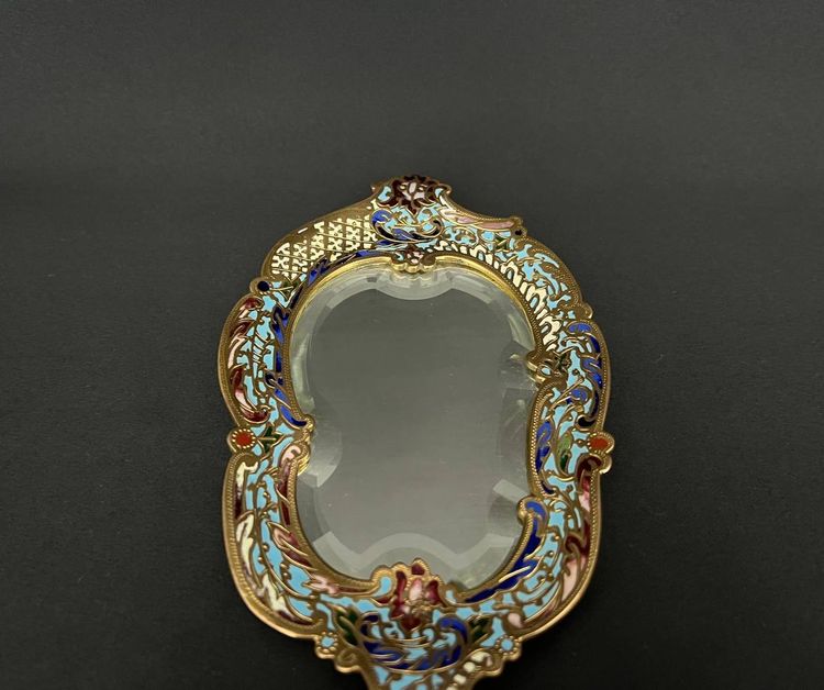 Specchio a mano in smalto cloisonné, vetro bisellato. Circa 1900