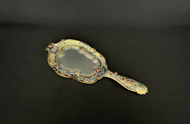 Specchio a mano in smalto cloisonné, vetro bisellato. Circa 1900