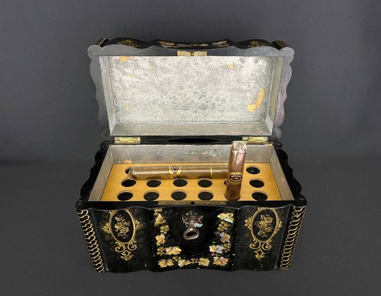 Antique Cigar Box in Black Lacquer and Mother-of-Pearl - 19th Century