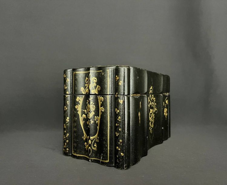 Antique Cigar Box in Black Lacquer and Mother-of-Pearl - 19th Century