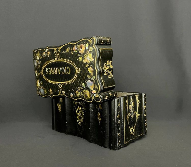 Antique Cigar Box in Black Lacquer and Mother-of-Pearl - 19th Century