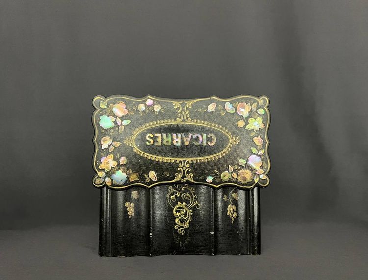 Antique Cigar Box in Black Lacquer and Mother-of-Pearl - 19th Century