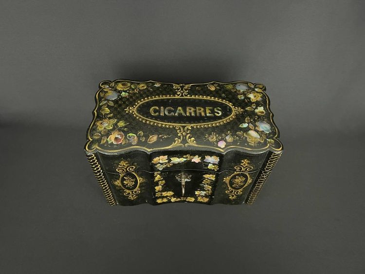 Antique Cigar Box in Black Lacquer and Mother-of-Pearl - 19th Century