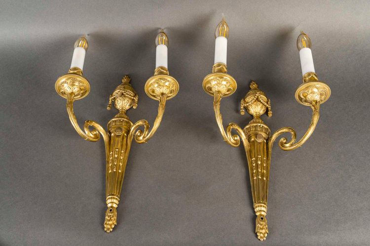 Paire d’Appliques en Bronze Ciselé et Doré à Deux Bras de Lumières de style Louis XVI vers 1830-1850