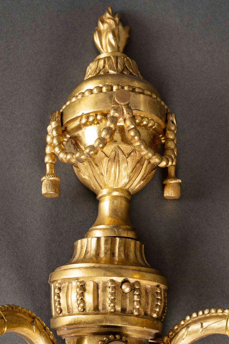 Coppia di applique in bronzo cesellato e dorato in stile Luigi XVI con due bracci, circa 1830-1850