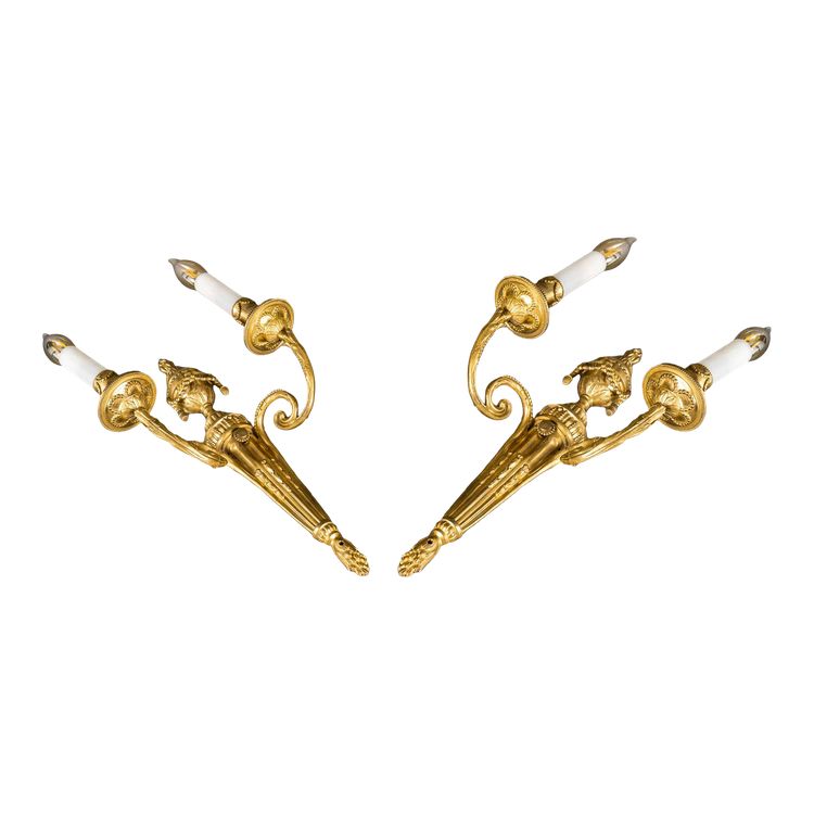 Coppia di applique in bronzo cesellato e dorato in stile Luigi XVI con due bracci, circa 1830-1850