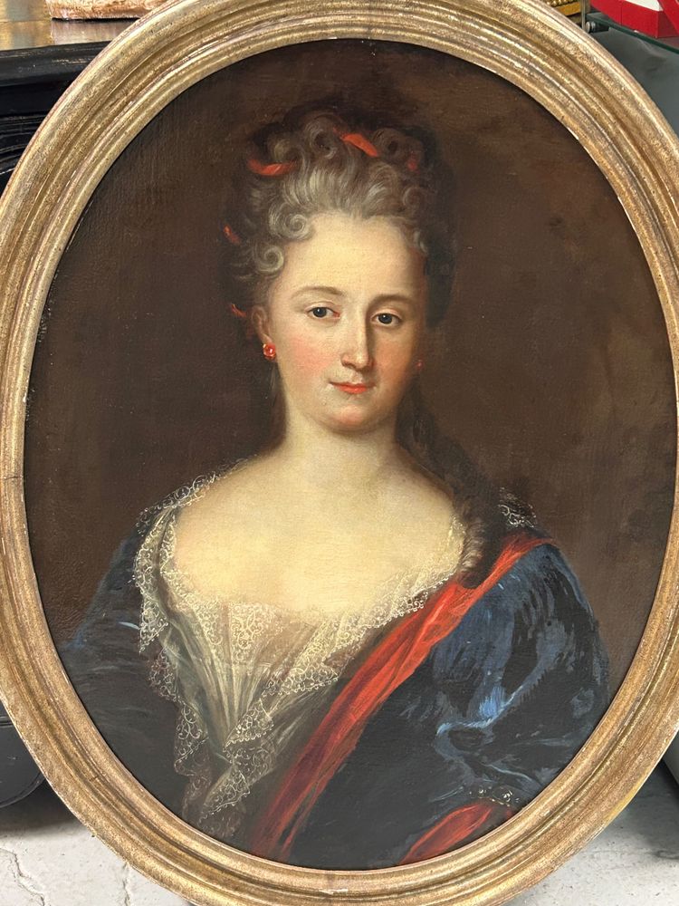 French School - Oval Portrait of a Woman from the 18th Century H 90 Cm