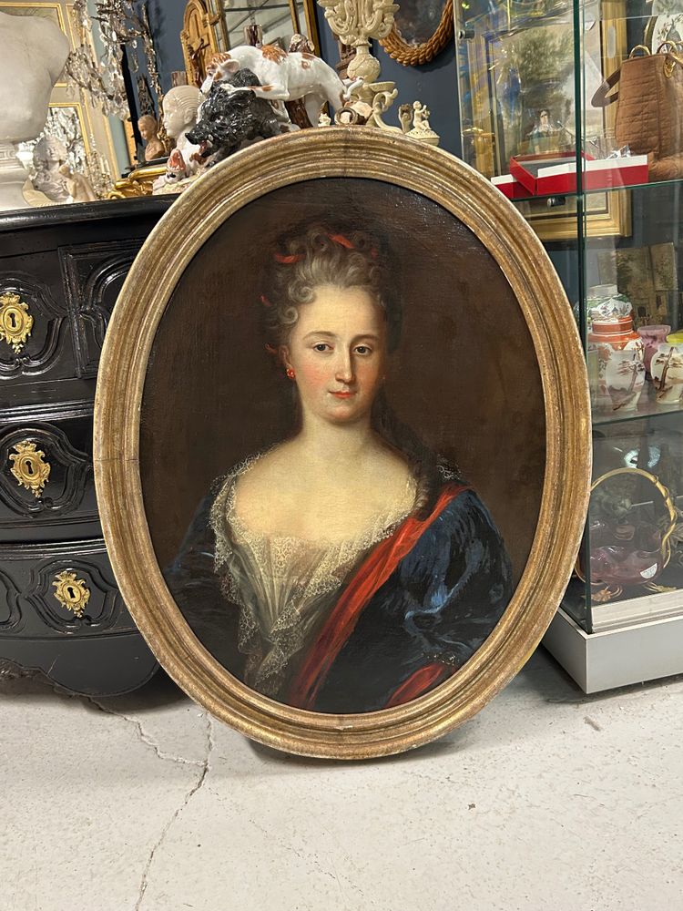 French School - Oval Portrait of a Woman from the 18th Century H 90 Cm