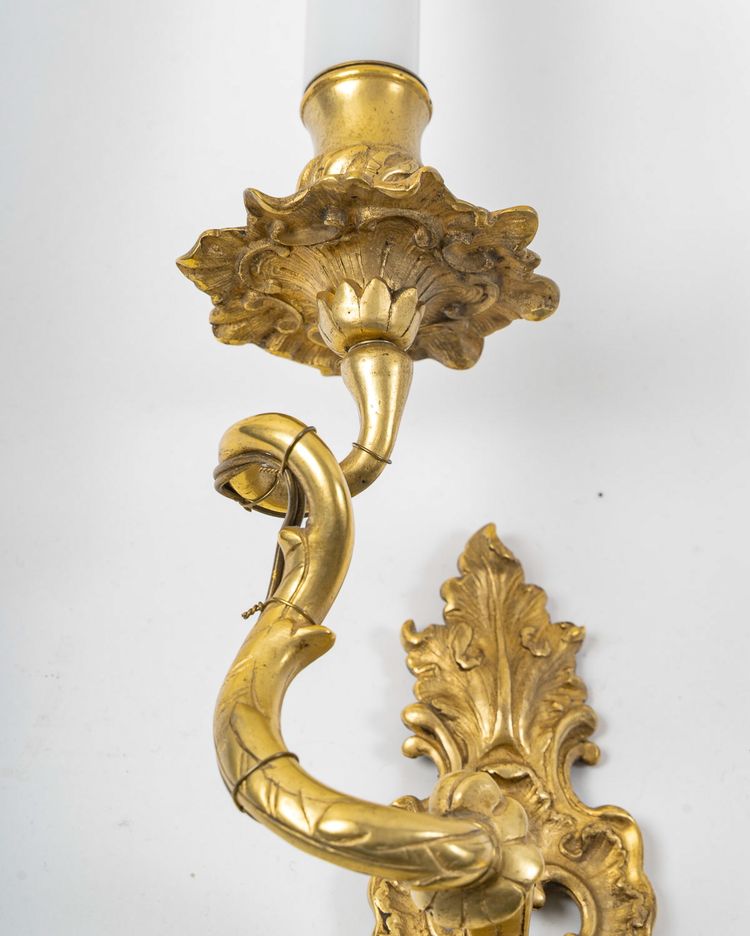 Coppia di applique in bronzo dorato del periodo Luigi XV con C coronata circa 1745-1749