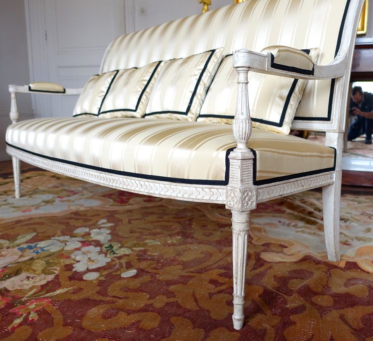 Directoire-Sofa im Stil der „Kleiderdecke“, bezogen mit Tassinari- und Châtel-Seide – 170 cm