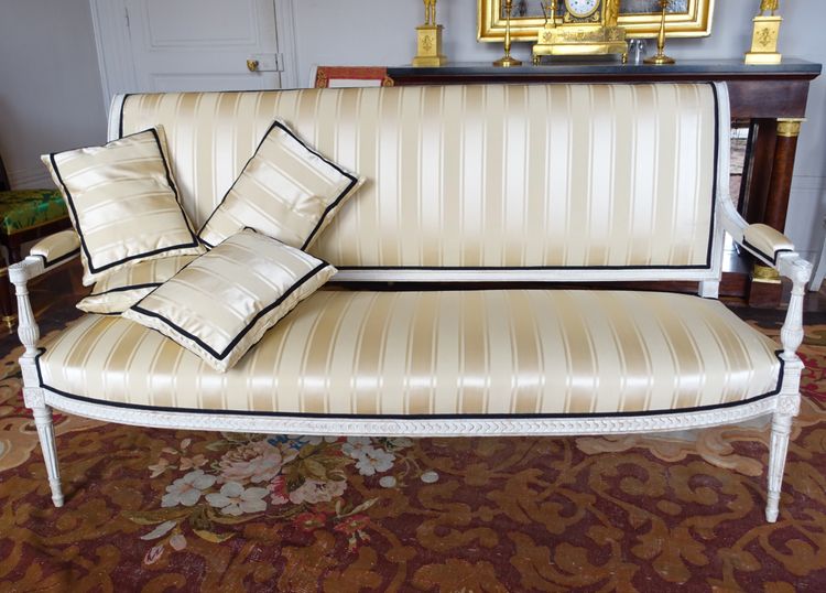 Directoire-Sofa im Stil der „Kleiderdecke“, bezogen mit Tassinari- und Châtel-Seide – 170 cm