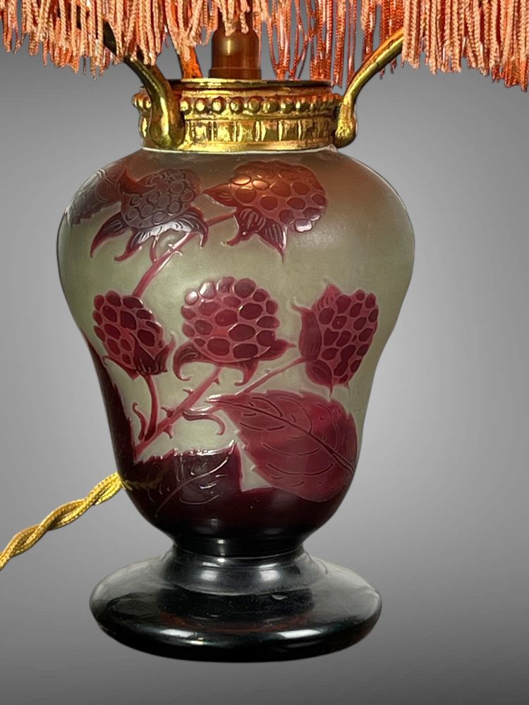 LAMPE EN PÂTE DE VERRE SIGNÉE D'ARGENTAL A DÉCOR DE FRAMBOISES ÉPOQUE ART DECO