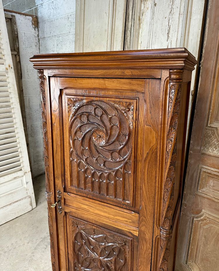 Armoire de style Gothique 1900