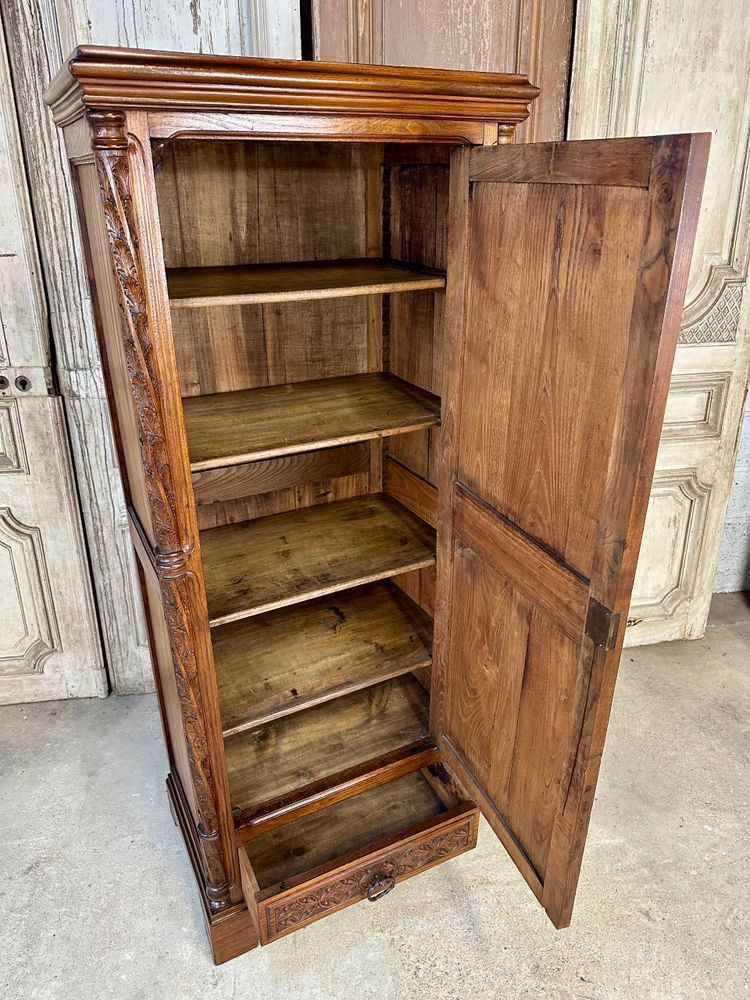 Kleiderschrank im gotischen Stil 1900