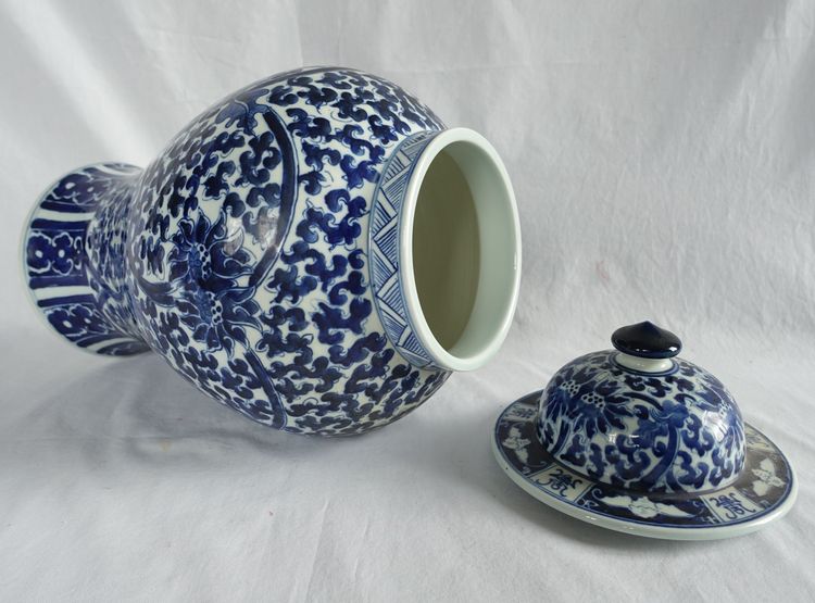 Paire de grandes potiches en porcelaine Bleu de Hué - Chine - 44cm