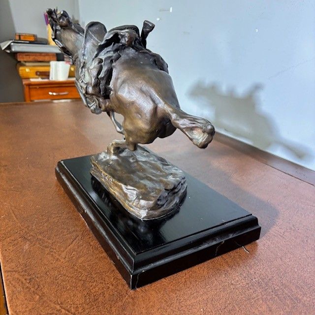 Sculpture de cheval en bronze antique – « La Charge », début du XXe siècle. Dimensions : 46 x 27 cm. 