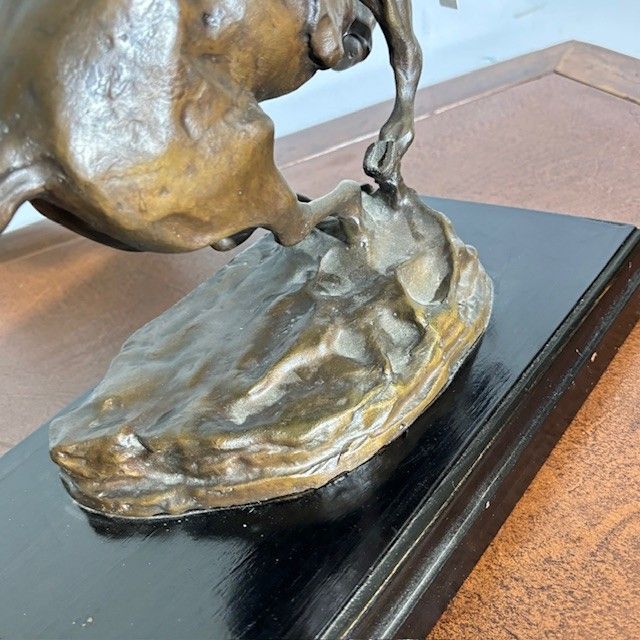 Sculpture de cheval en bronze antique – « La Charge », début du XXe siècle. Dimensions : 46 x 27 cm. 