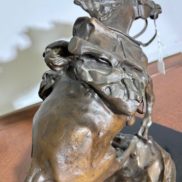 Sculpture de cheval en bronze antique – « La Charge », début du XXe siècle. Dimensions : 46 x 27 cm. 