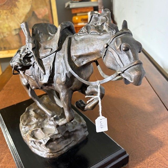 Sculpture de cheval en bronze antique – « La Charge », début du XXe siècle. Dimensions : 46 x 27 cm. 