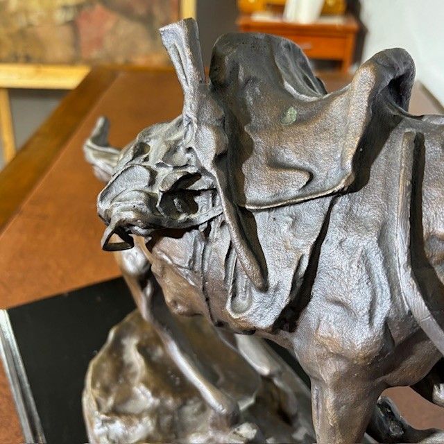 Sculpture de cheval en bronze antique – « La Charge », début du XXe siècle. Dimensions : 46 x 27 cm. 