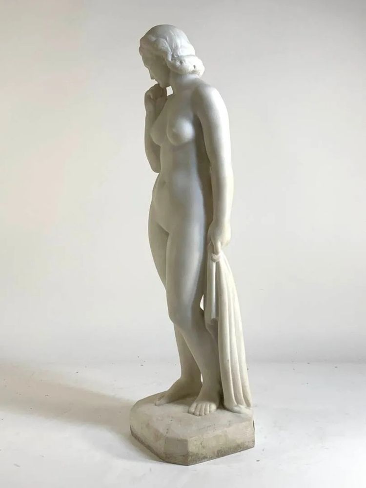 Baigneuse – Une Sculpture Raffinée en Marbre de Carrare par Cipriani Ugo di Meneville 