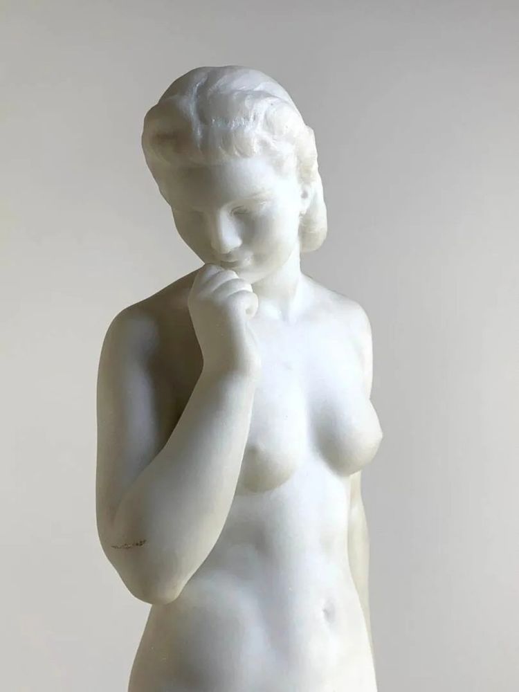 Baigneuse – Une Sculpture Raffinée en Marbre de Carrare par Cipriani Ugo di Meneville 