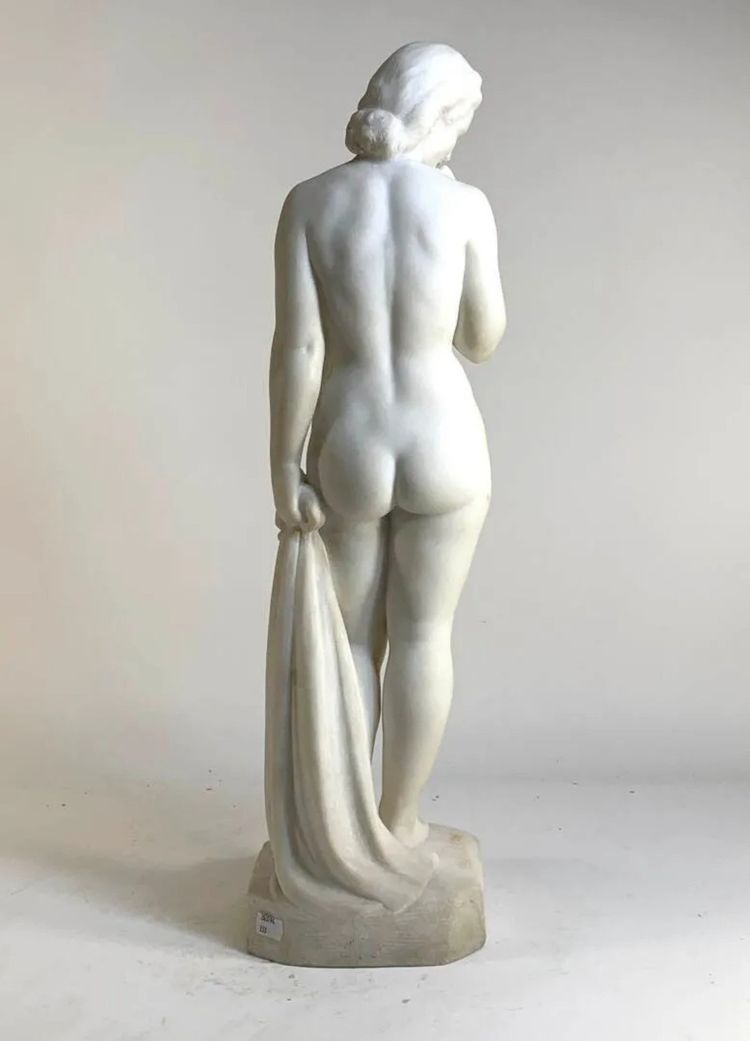 Baigneuse – Une Sculpture Raffinée en Marbre de Carrare par Cipriani Ugo di Meneville 