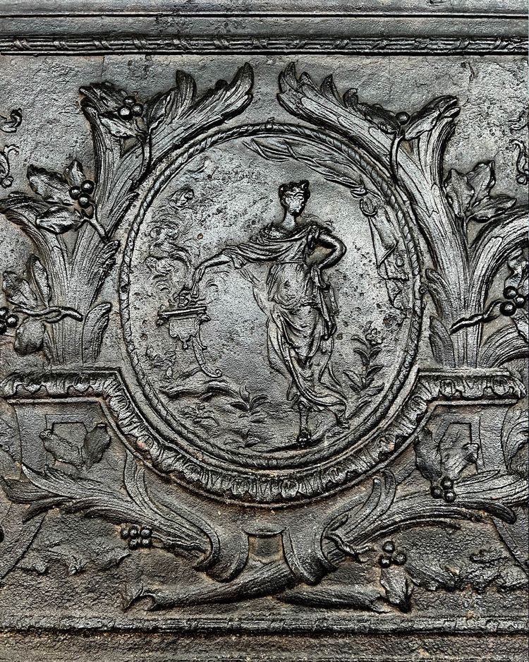 Grande plaque de cheminée avec ses retours, époque régence