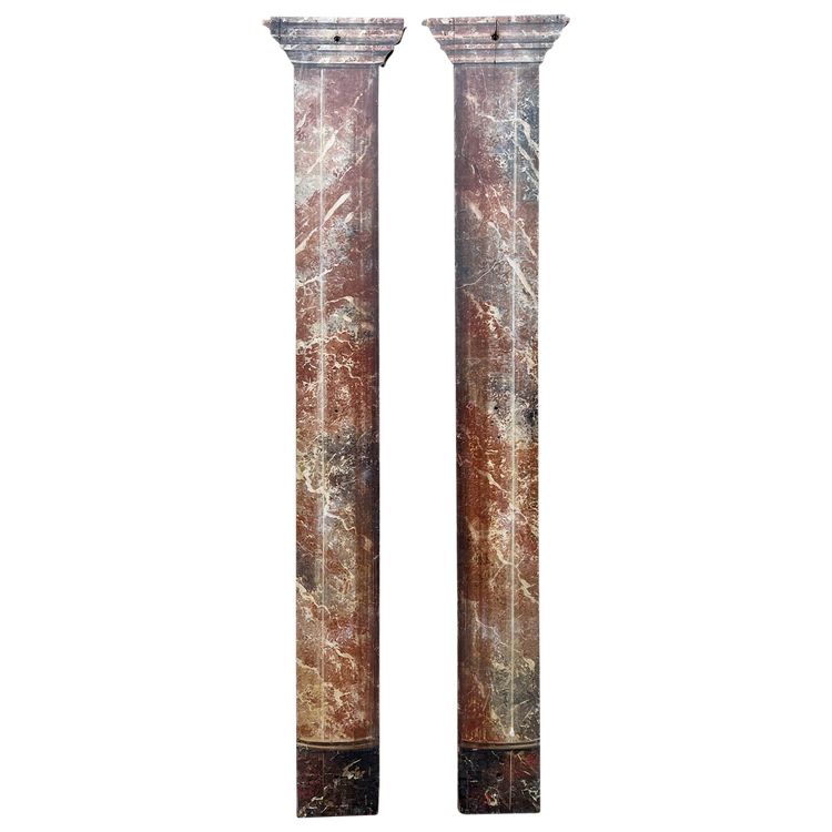 Paires de colonnes de scène en bois peintes en faux marbre et d’après l’Antique