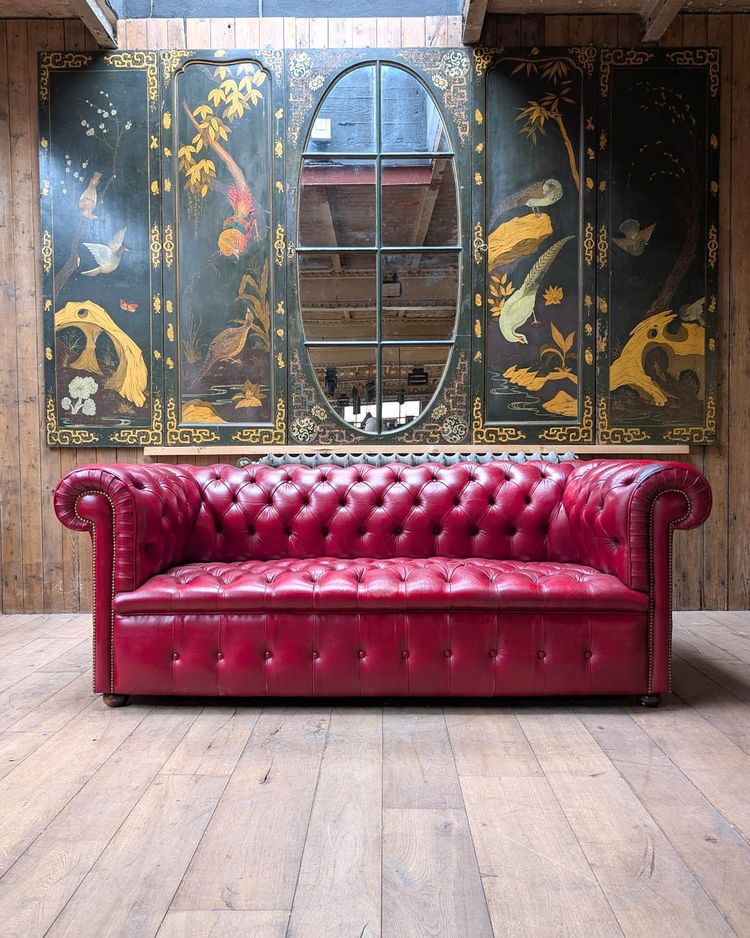 Rotes Chesterfield-Wohnzimmer