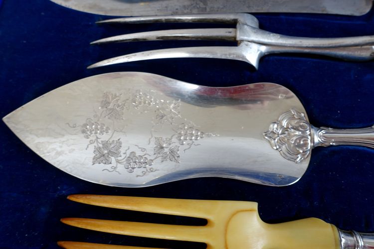 Set of Napoleon III serving cutlery in solid silver and ivory, Minerva hallmark