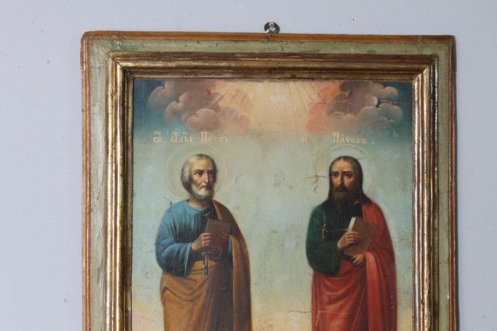 Ancienne peinture à l'huile sur toile du XVIIIe siècle représentant Saint Pierre et Saint Paul. Dans un cadre laqué contemporain.