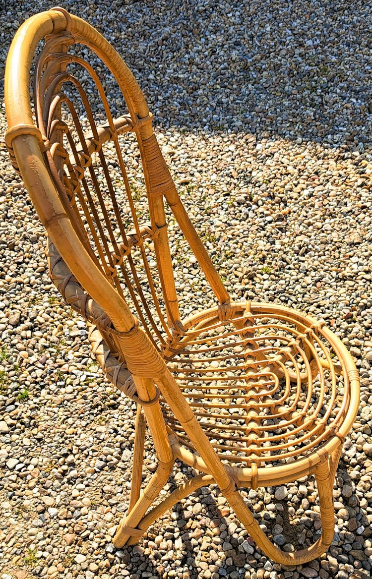 Sedia in rattan con schienale arrotondato degli anni '60 e '70 