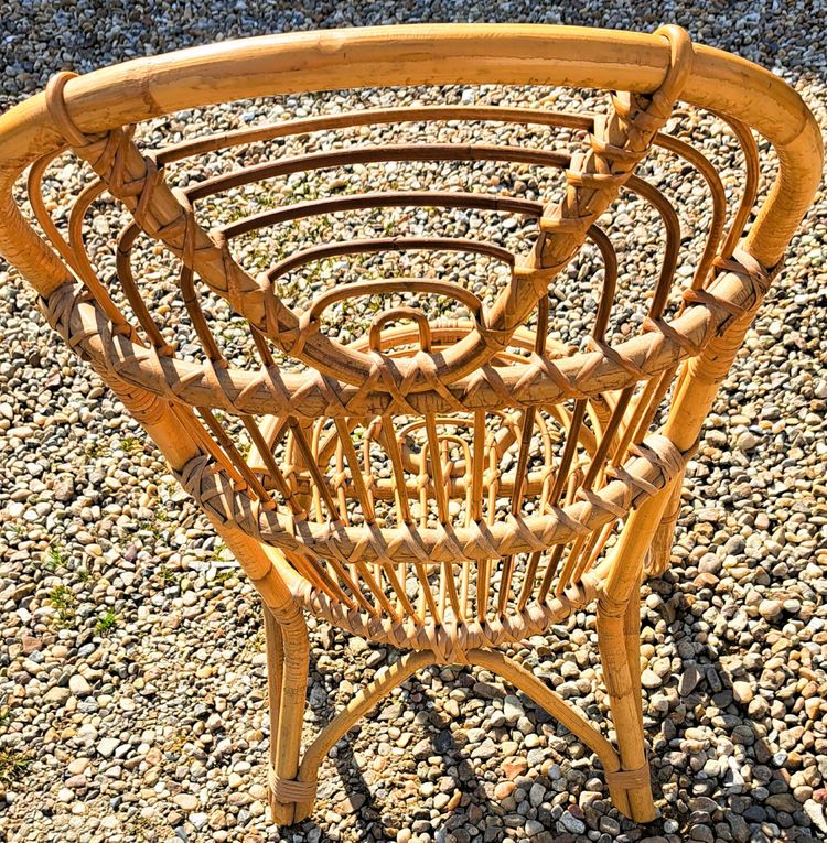 Sedia in rattan con schienale arrotondato degli anni '60 e '70 