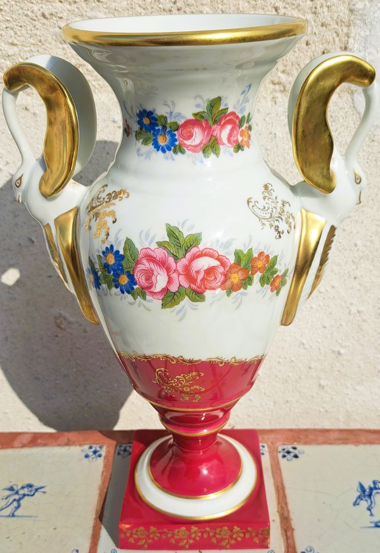 Vase Français Pilllivuyt marqué porcelaine  poignées tête de cygnes  peinture à la main