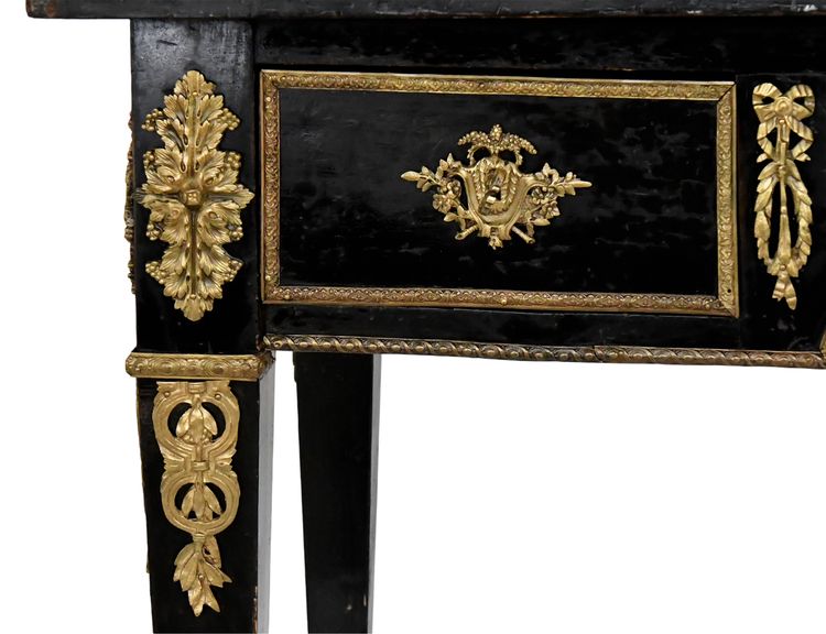 Bureau plat de style Louis XVI laqué noir