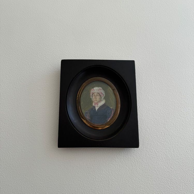 Miniature portrait de femme avec une coiffe première partie XIXe