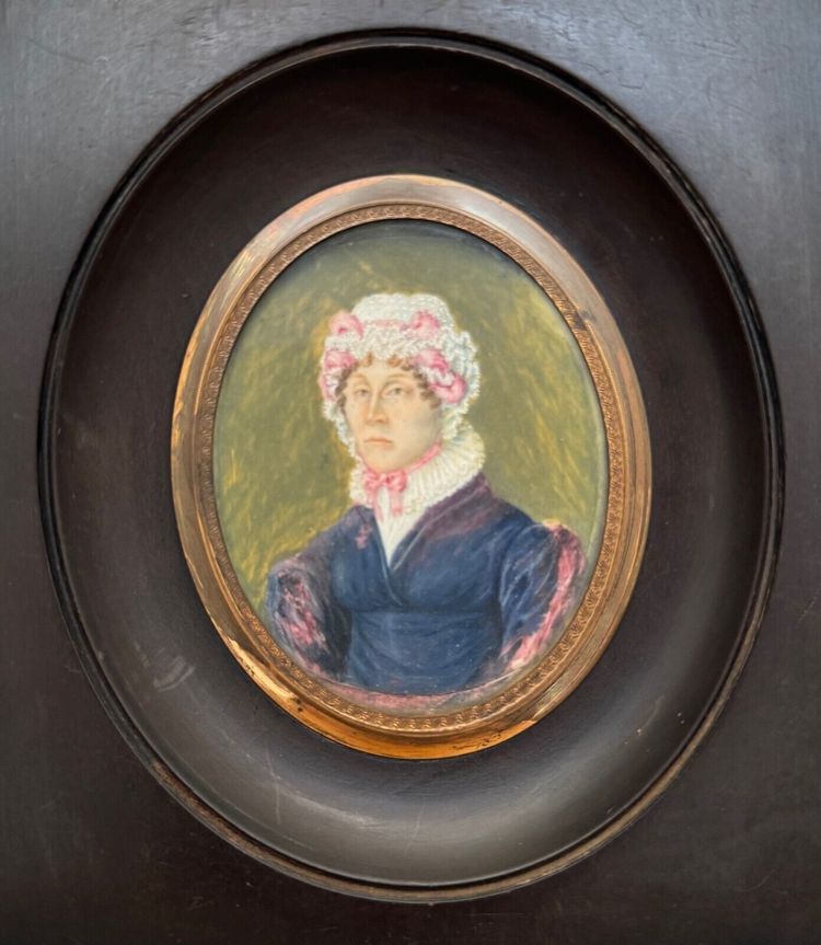 Miniature portrait de femme avec une coiffe première partie XIXe