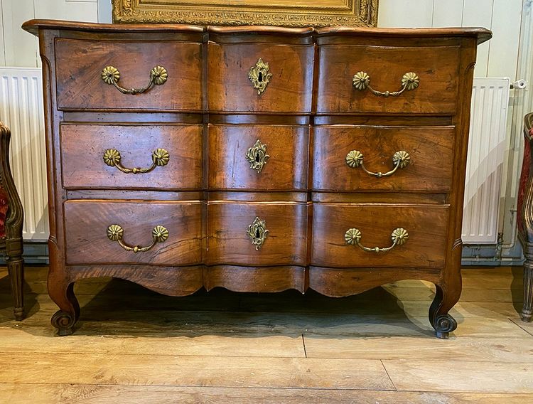 Commode en noyer Louis XV, façade arbalète. XVIIIe